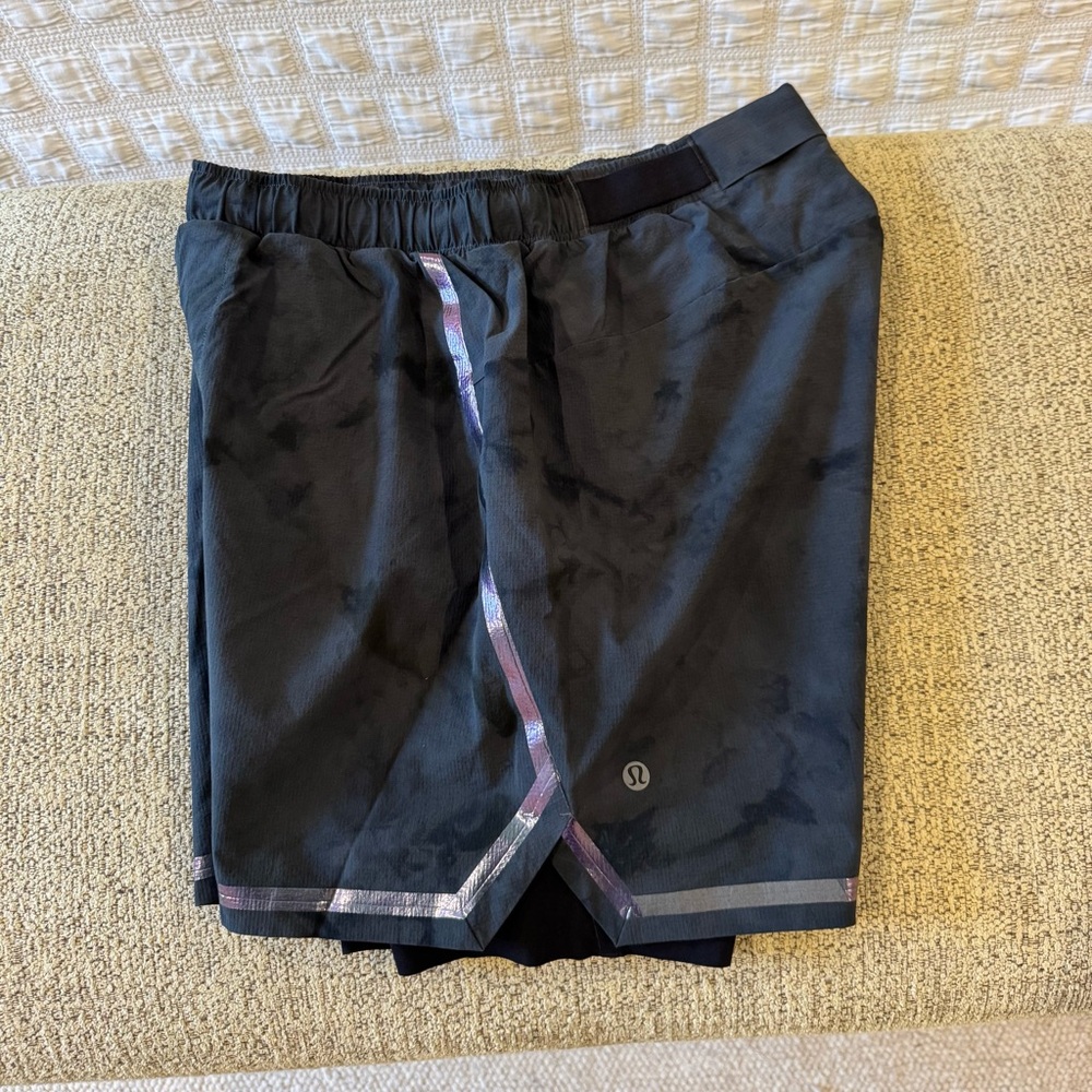 Lululemon Men’s Surge shorts, lined, size M - Picture 3 of 3